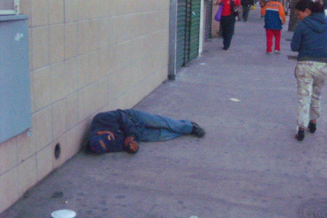 LAS PERSONAS QUE  TIENEN QUE PASAR CAMINADO POR EL ÁREA, REPENTINAMENTE SE ENCUENTRAN CON EL CUERPO DE UNA PERSONA, SOBRE LA BANQUETA, OBLIGANDO AL SACARLE LA VUELTA, PARA TROPEZARSE.